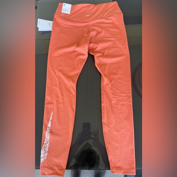 NWT Nike One Dri Fit leggings. New! - Picture 4 of 5